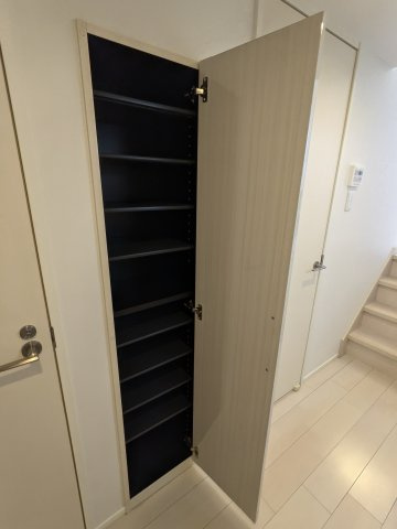 ハーモニーテラス三本松町の玄関|205号室シューズボックス