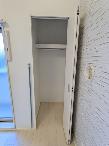 ハーモニーテラス三本松町の収納|205号室クローゼット