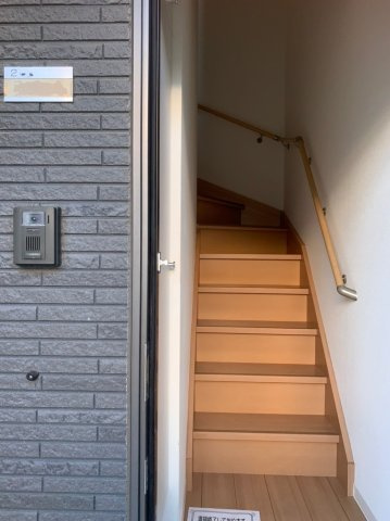 プリマヴェーラの玄関|専用階段で2F居室へ
