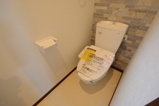 温水洗浄便座付きのトイレです♪