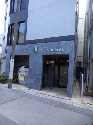LEGALAND SENGOKU CrossB棟のエントランス