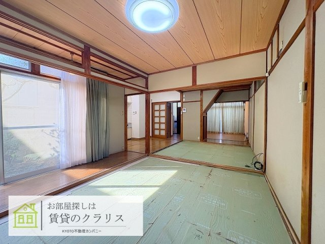 桂乾町20-9（ガレージ付き）貸家の居間・リビング
