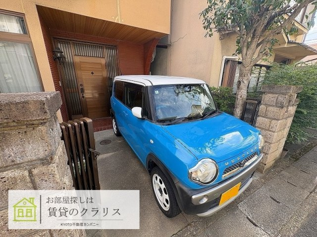 桂乾町20-9（ガレージ付き）貸家の駐車場