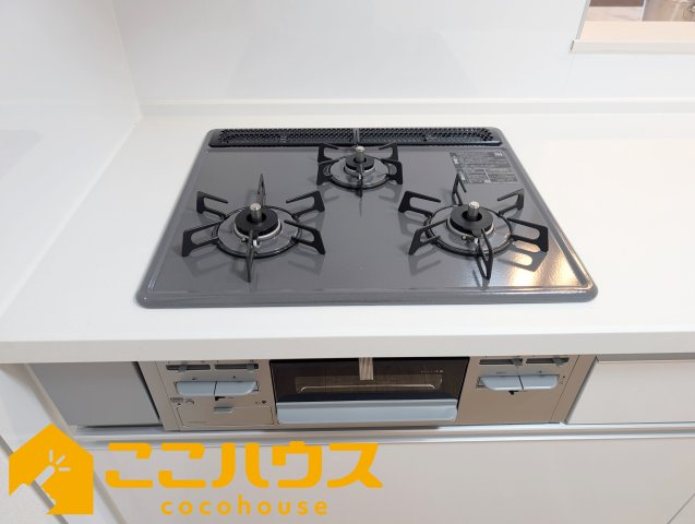 宜野湾市上原1丁目227番　ハートフルタウン　新築戸建て　全4棟　C号棟のキッチン|三口コンロ
