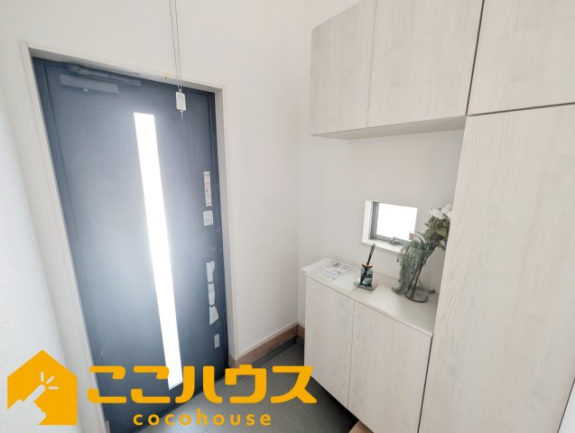 宜野湾市上原1丁目227番　ハートフルタウン　新築戸建て　全4棟　C号棟の玄関|大容量のシューズボックス
