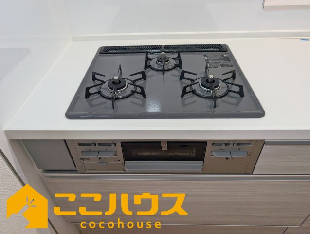 宜野湾市上原1丁目227番　ハートフルタウン　新築戸建て　全4棟　D号棟のキッチン|三口コンロ
