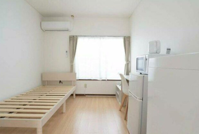 【居間・リビング】 | コートＭＩＫＩ | 大きな窓で明るいお部屋です。