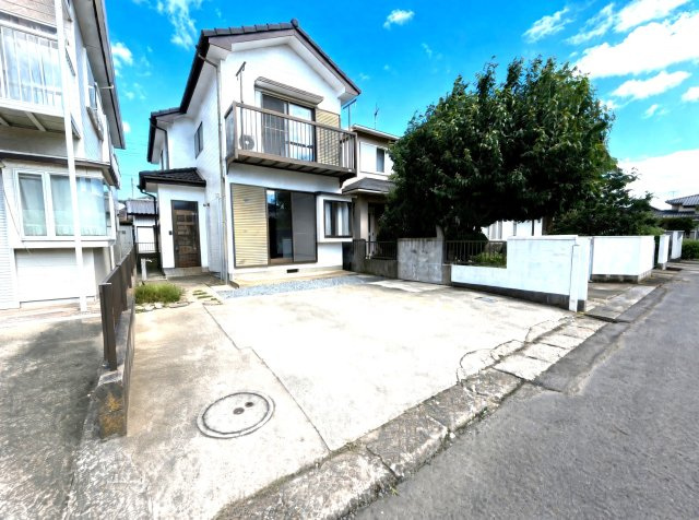 烏山四丁目貸戸建の駐車場|前面は駐車スペースにご利用ください。