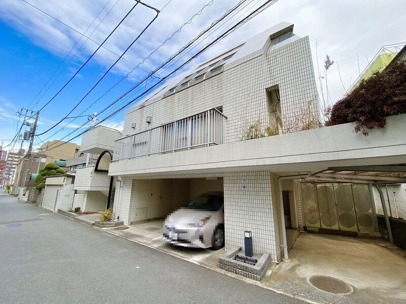 フロムイーストの駐車場
