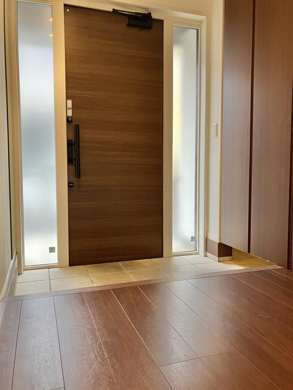 内野本郷戸建の玄関