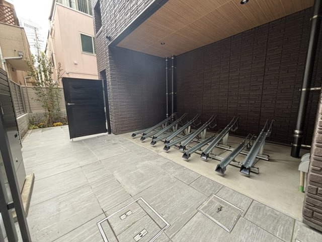 風香西新宿の駐車場