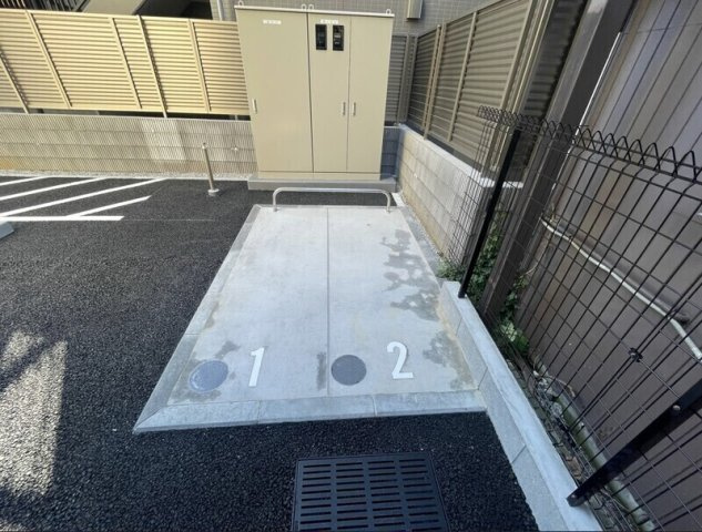 Reframe 5 早稲田の駐車場