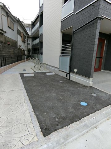 リブリ・周の駐車場