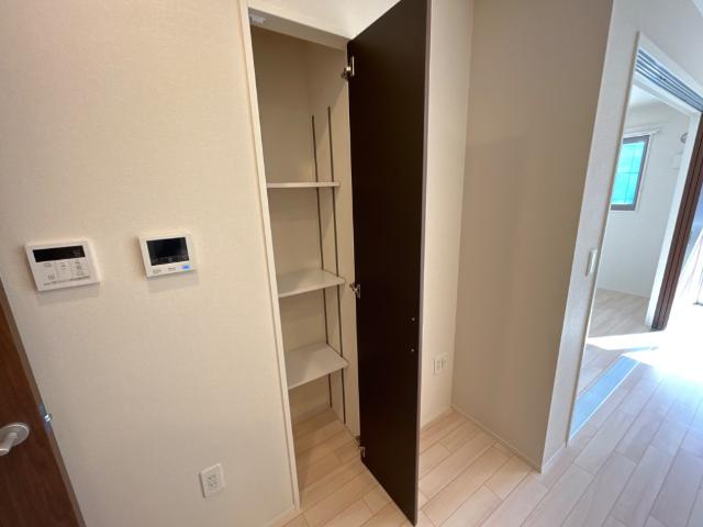 Ｒiverainの内装|キッチン横収納