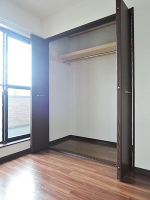横幅・奥行きのあるクローゼット（洋室5.6帖）