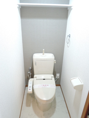 多機能便座・アクセントクロスがおしゃれなトイレ