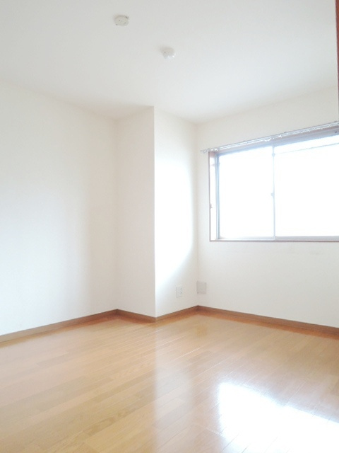 腰高の窓は窓の下に家具を置けるので便利ですね