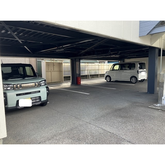 秀庄苑の駐車場