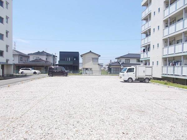 ビレッジハウス願海寺1号棟の駐車場|カースペースがあります