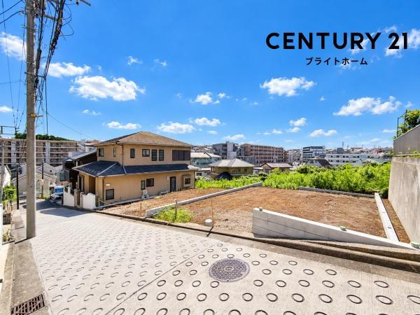 横浜市旭区さちが丘の新築一戸建の前面道路含む現地写真|周辺は落ち着いた街並みになります。
子育てにはぴったりの住環境♪