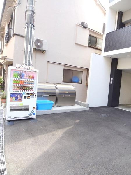 インザライフ大正RESIDENCEのエントランス|★敷地内ゴミ置き場と自動販売機★