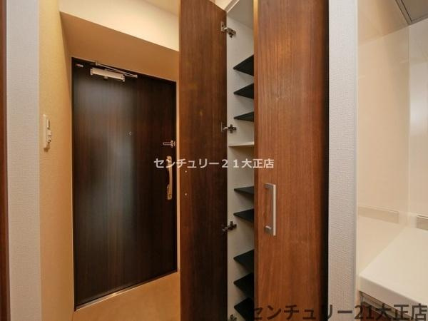 フォーリアライズ弁天町ノビアの玄関