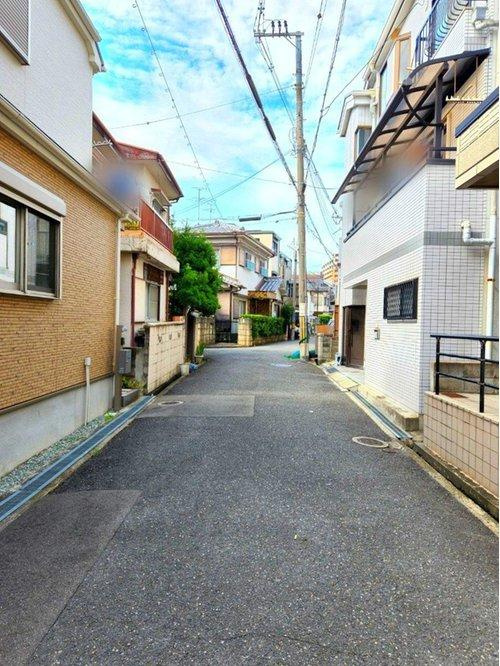寝屋川市成美町　中古戸建の前面道路含む現地写真