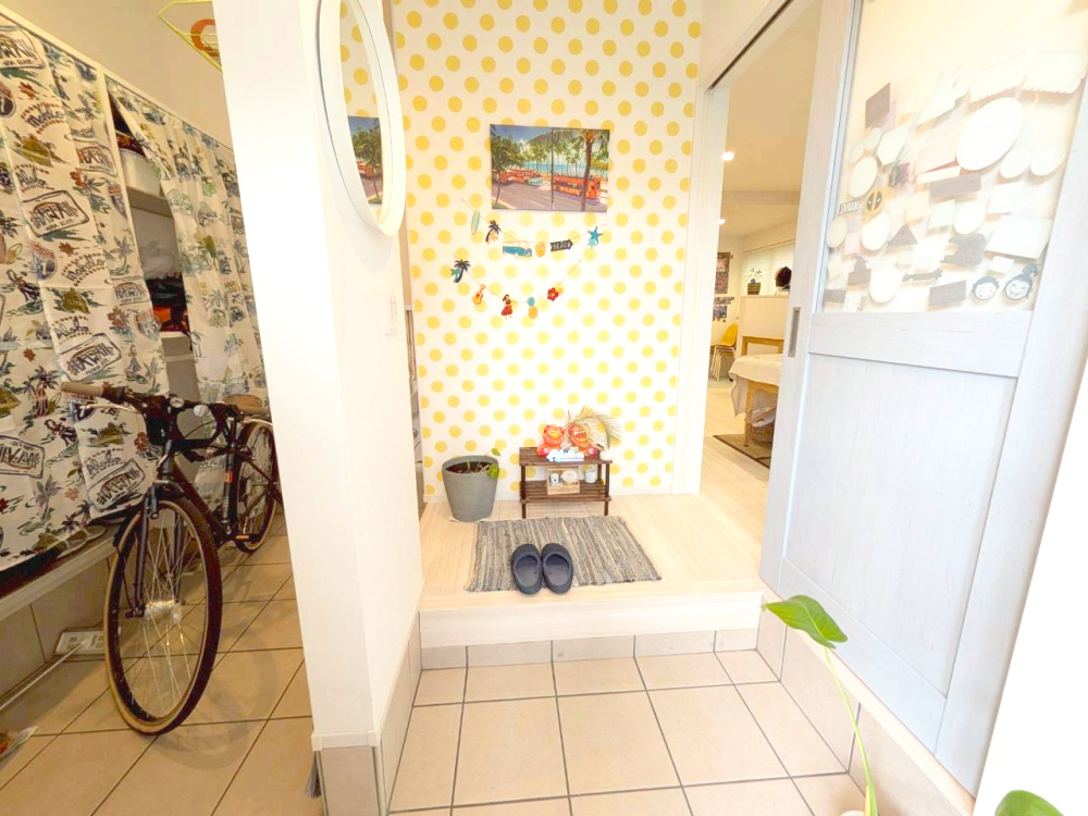伯太町3丁目：中古一戸建ての玄関|自転車横のカーテンをめくると、大きなシューズ棚があります