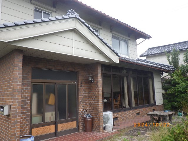 日高町松岡　中古住宅の玄関