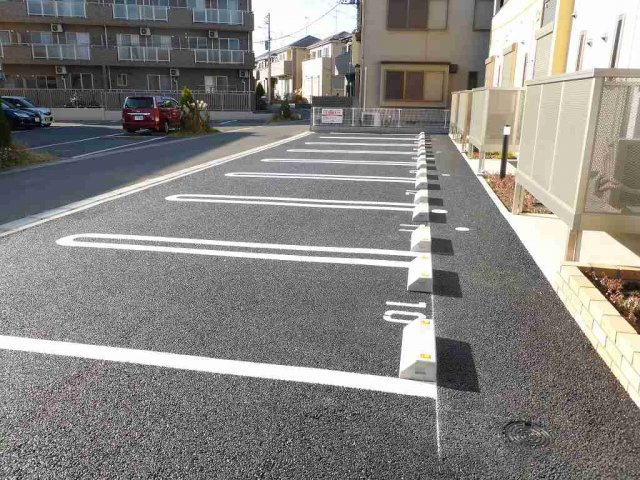 ウエストヒルパーシモンの駐車場