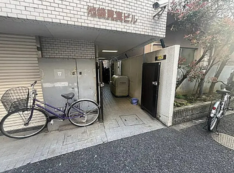 池袋見真ビルのエントランス