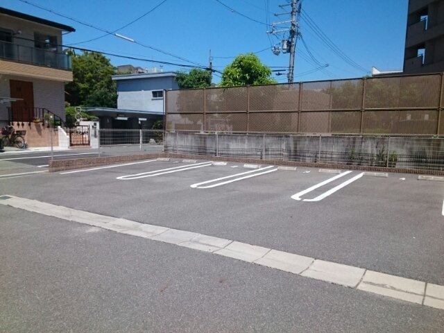 メゾンドファミーユ鶴見緑地公園の駐車場
