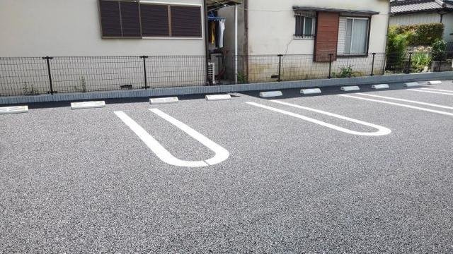 ノイ　グランツの駐車場