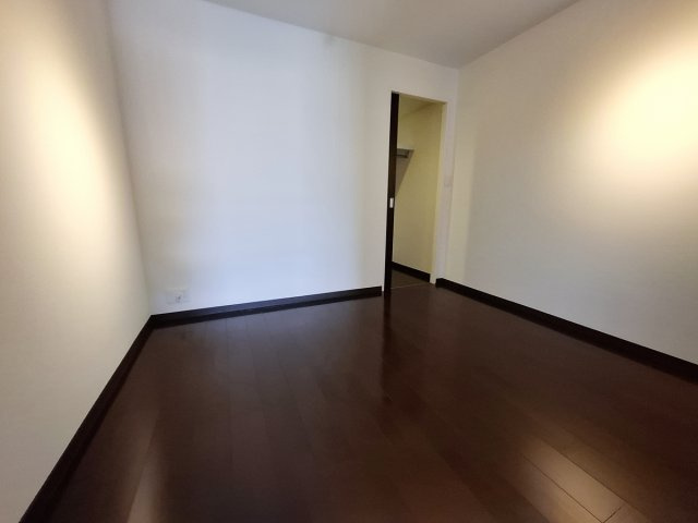 レジディア甲東園の洋室