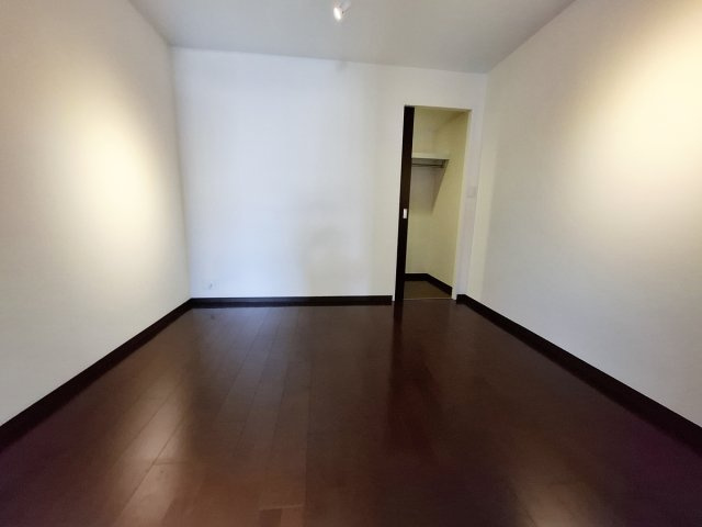 レジディア甲東園の洋室