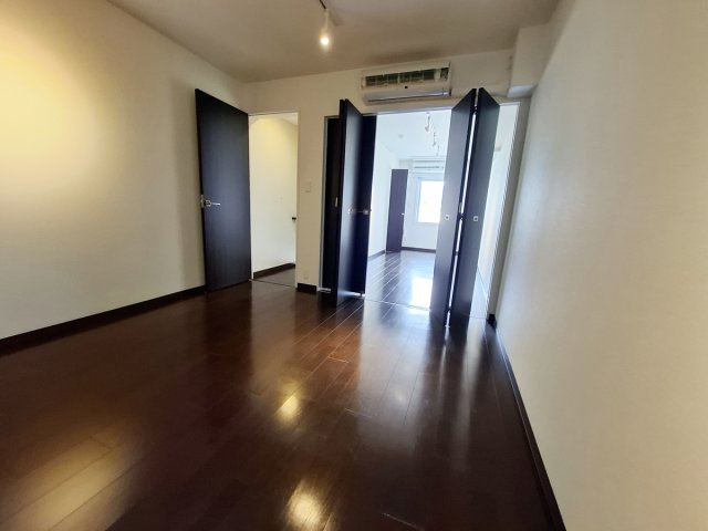 レジディア甲東園の洋室