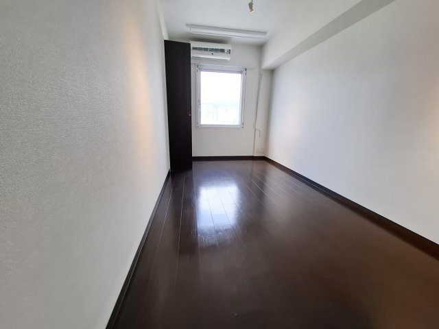 レジディア甲東園の洋室