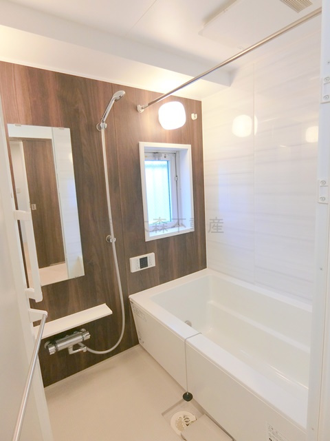 グランデュールⅦ大田中央の浴室|窓と浴室乾燥機、追焚付きのお風呂　バスルーム