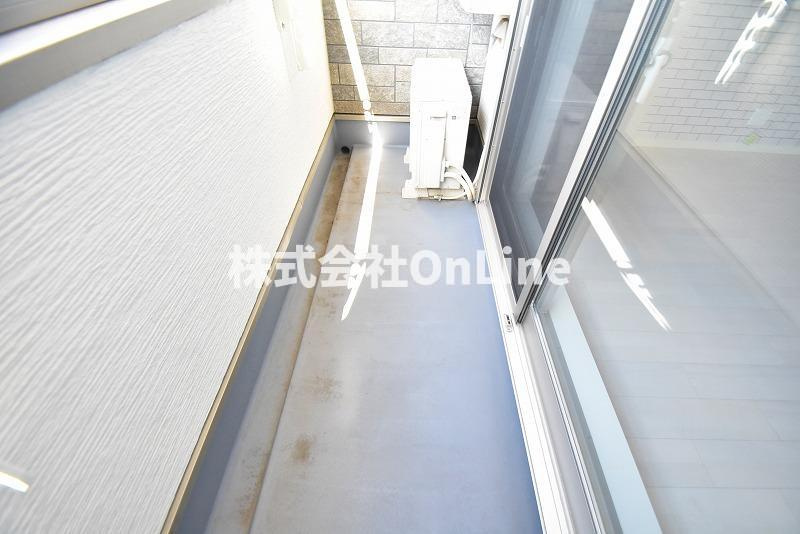 東大阪市近江堂３丁目のアパートのバルコニー