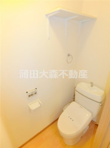 ヴェールメゾンのトイレ|棚と温水洗浄便座付きのトイレ