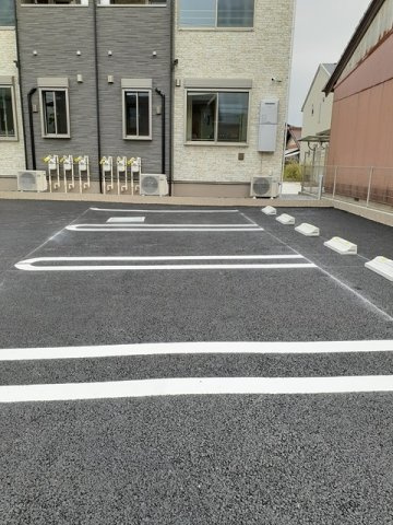 ホワイトメゾン錦の駐車場