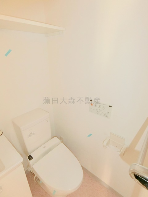 ヒューマンハイム本羽田のトイレ|吊り棚と温水洗浄便座付きのトイレ　