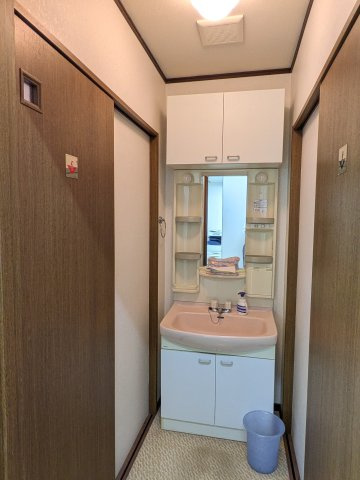 宅建会館　湘南中の独立洗面台
