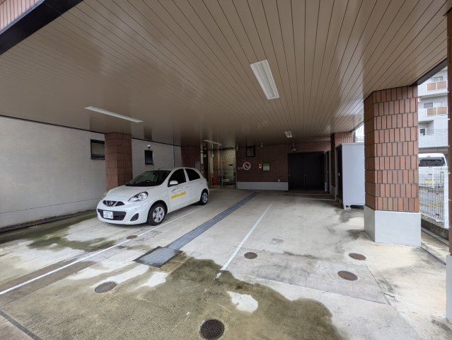宅建会館　湘南中の駐車場