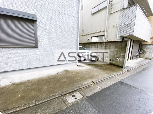 アクトハウスの駐車場