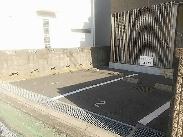 クレイノ幸の駐車場