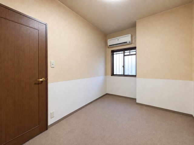 モンテベルデ北田辺の洋室|落ち着いた色合いでまとめられたシンプルな一室。家具の配置を考えやすい形状で、自分好みのお部屋づくりを