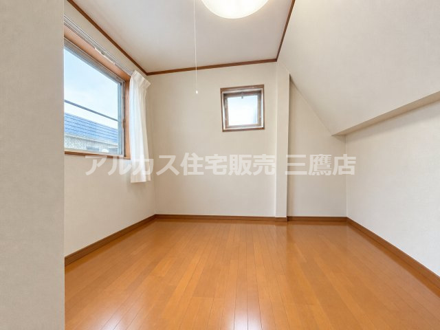 武蔵野市中町2丁目 中央線 三鷹駅 中古戸建の洋室|※AIによる家具消しを施しております