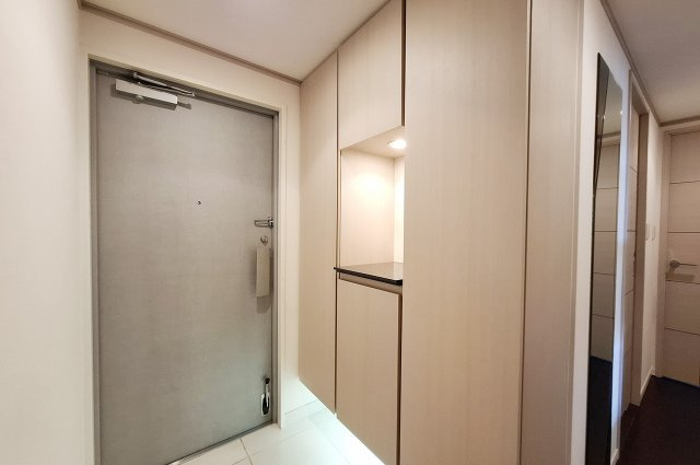 ファミールアクシス泉佐野の玄関|玄関：下駄箱付きで、靴類をすっきり収納しやすい玄関です。