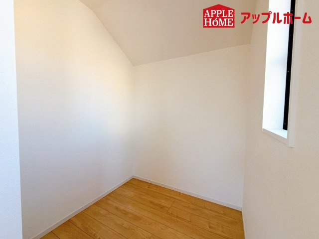 さいたま市見沼区東大宮2期の洋室|窓からの光の差し込みは生活を温かく包みます。